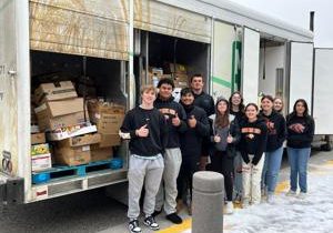 High school students in Kennewick coordinate holiday food drive