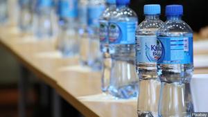 Bottled water available for residents at Mabton Food Bank