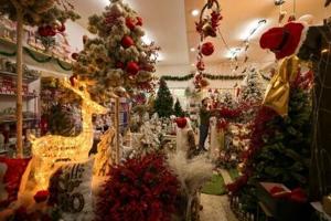 Downtown Kennewick hosts last-minute Christmas shoppers