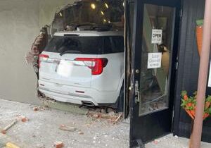 Car crashes into Fiddlesticks in Yakima, no serious injuries