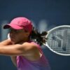 Top-ranked Swiatek outlasts Rakhimova in US Open 1st rd