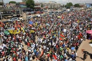 Thousands march against Angola govt