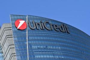 Awaiting Commerzbank, Italy’s UniCredit bids for Italian rival