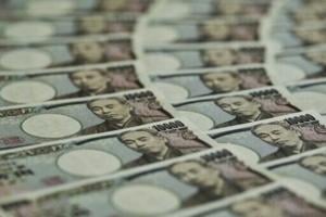 Yen rallies on rate hike bets as equity markets swing