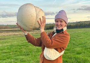 Woman feeds family for week with massive mushroom she found